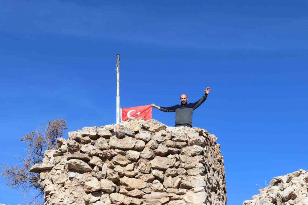 ERZURUM OLTU TARMUT KALESİ’NDE ERZURUM DOĞA YÜRÜYÜŞ GURUBU İLE OLTU DOĞA SEVERLER YÜRÜYÜŞ GURUBU İSTİKLAL MARŞI OKUYUP KUPA MAÇINDA YAŞANAN OLAYLARA TEPKİ KOYDULAR