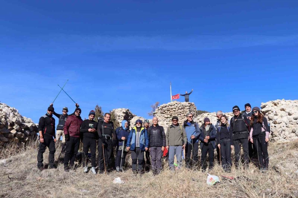 ERZURUM OLTU TARMUT KALESİ’NDE ERZURUM DOĞA YÜRÜYÜŞ GURUBU İLE OLTU DOĞA SEVERLER YÜRÜYÜŞ GURUBU İSTİKLAL MARŞI OKUYUP KUPA MAÇINDA YAŞANAN OLAYLARA TEPKİ KOYDULAR