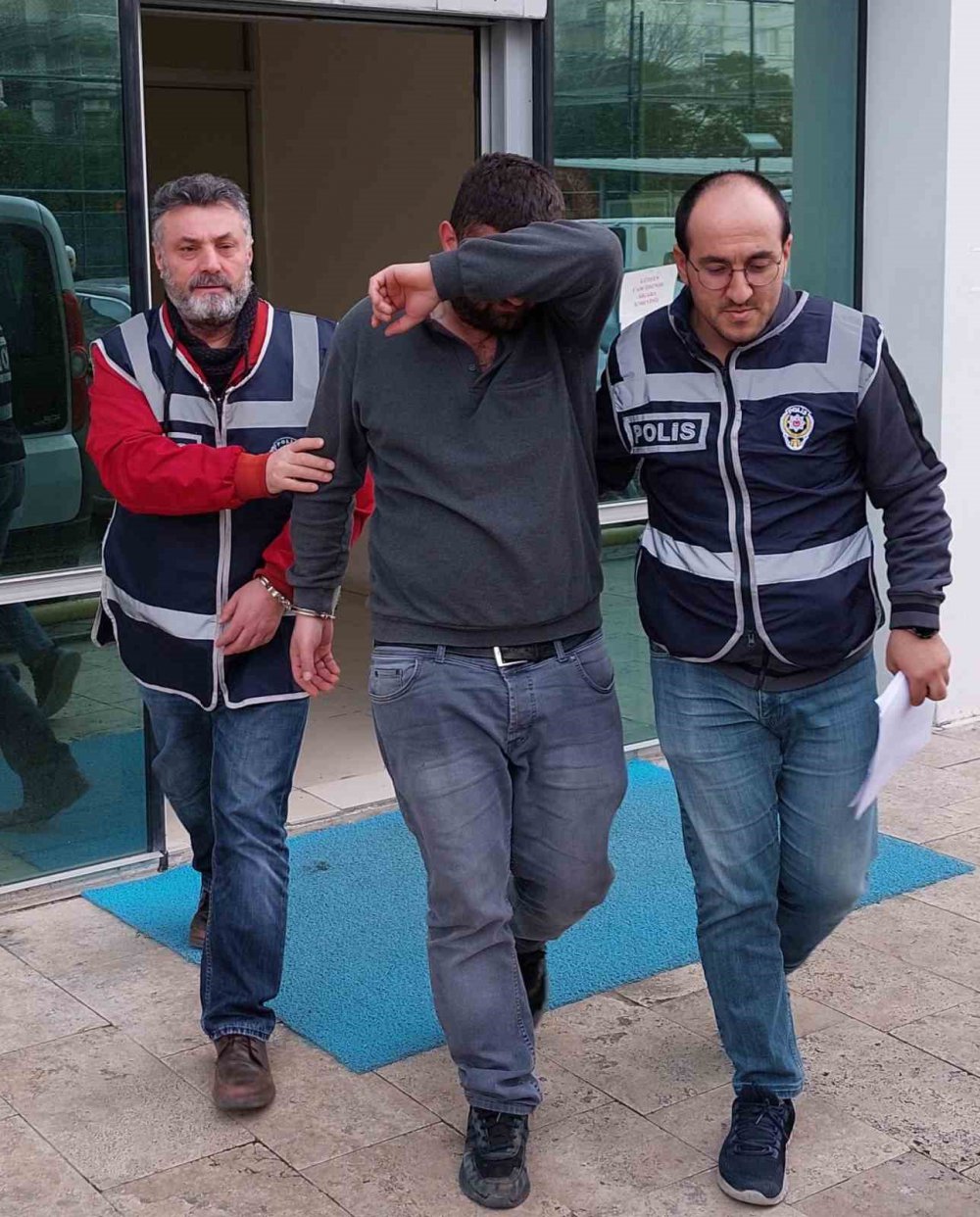 SAMSUN'DA 2 ÇOCUK ANNESİ AZERBAYCAN UYRUKLU EŞİNİ DARP EDEREK KOLUNU KIRDIĞI İDDİASIYLA GÖZALTINA ALINAN S.A. , ÇIKARILDIĞI MAHKEMECE TUTUKLANDI