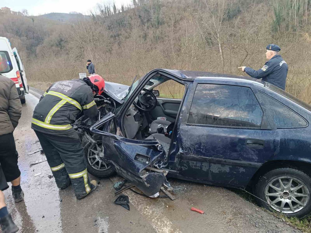 ORDU'NUN FATSA İLÇESİNDE 2 OTOMOBİLİN ÇARPIŞMASI SONUCU MEYDANA GELEN TRAFİK KAZASINDA 3 KİŞİ YARALANDI