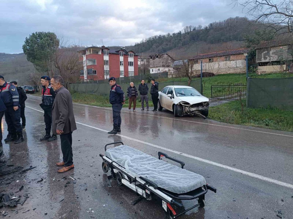 ORDU'NUN FATSA İLÇESİNDE 2 OTOMOBİLİN ÇARPIŞMASI SONUCU MEYDANA GELEN TRAFİK KAZASINDA 3 KİŞİ YARALANDI
