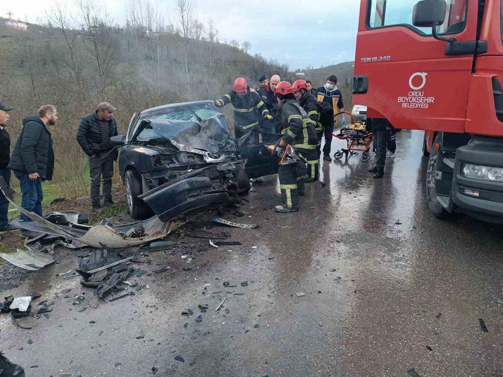 ORDU'NUN FATSA İLÇESİNDE 2 OTOMOBİLİN ÇARPIŞMASI SONUCU MEYDANA GELEN TRAFİK KAZASINDA 3 KİŞİ YARALANDI