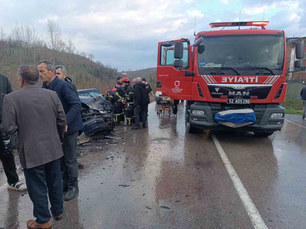 ORDU'NUN FATSA İLÇESİNDE 2 OTOMOBİLİN ÇARPIŞMASI SONUCU MEYDANA GELEN TRAFİK KAZASINDA 3 KİŞİ YARALANDI