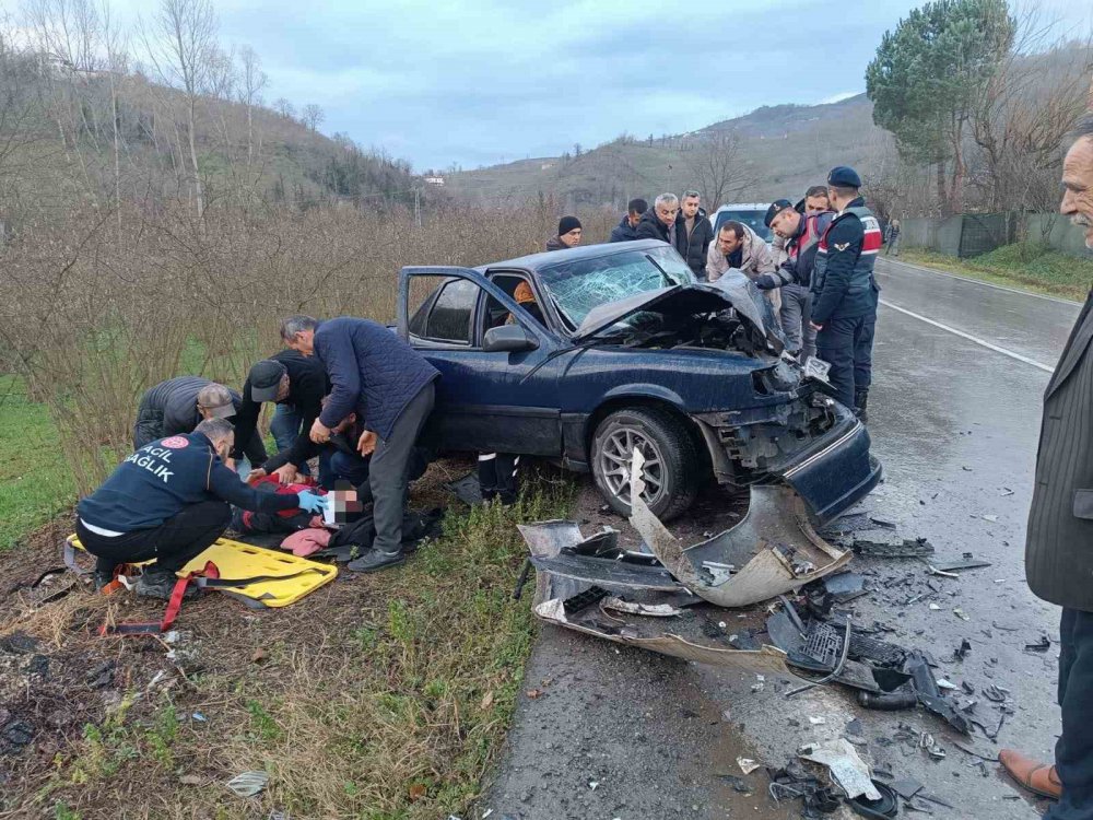 ORDU'NUN FATSA İLÇESİNDE 2 OTOMOBİLİN ÇARPIŞMASI SONUCU MEYDANA GELEN TRAFİK KAZASINDA 3 KİŞİ YARALANDI