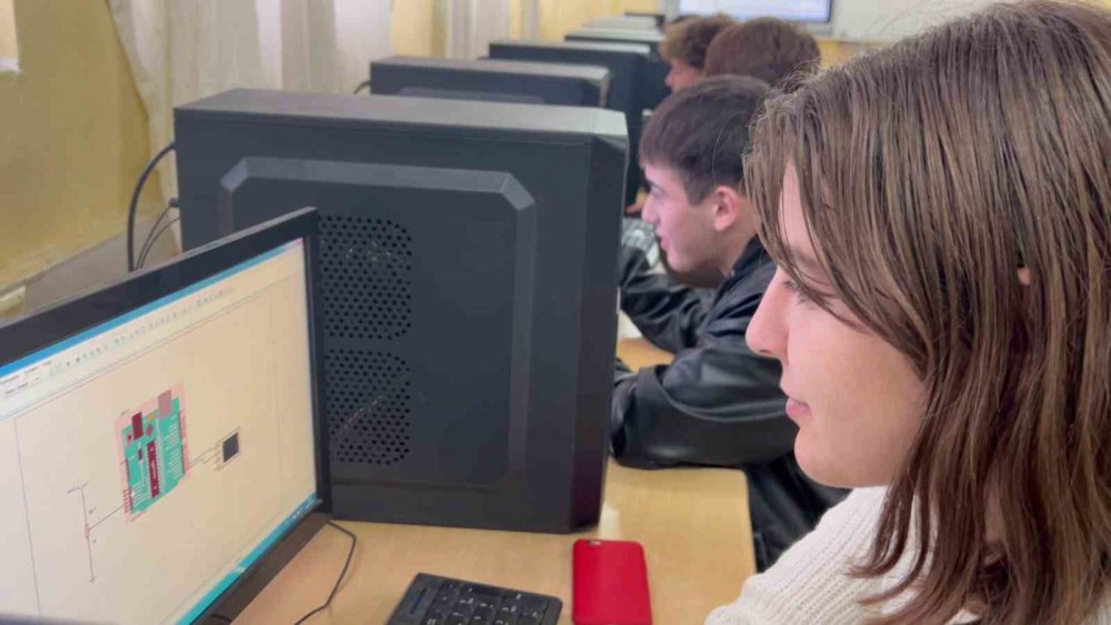 SAMSUN ÇARŞAMBA MESLEKİ VE TEKNİK ANADOLU LİSESİ'NDE 914 ÖĞRENCİ ARASINDA EBRU KAYGILI İSİMLİ TEK KIZ ÖĞRENCİ EĞİTİM GÖRÜYOR