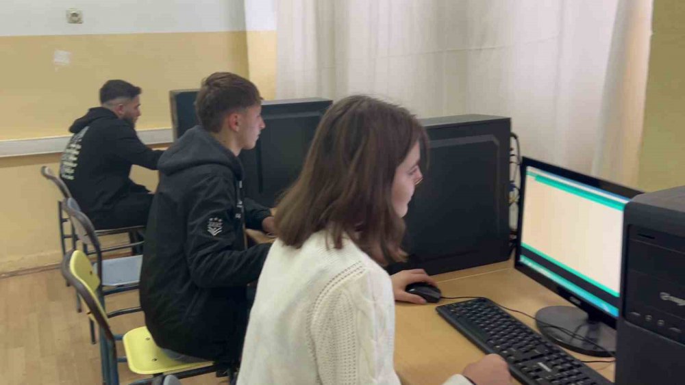 SAMSUN ÇARŞAMBA MESLEKİ VE TEKNİK ANADOLU LİSESİ'NDE 914 ÖĞRENCİ ARASINDA EBRU KAYGILI İSİMLİ TEK KIZ ÖĞRENCİ EĞİTİM GÖRÜYOR