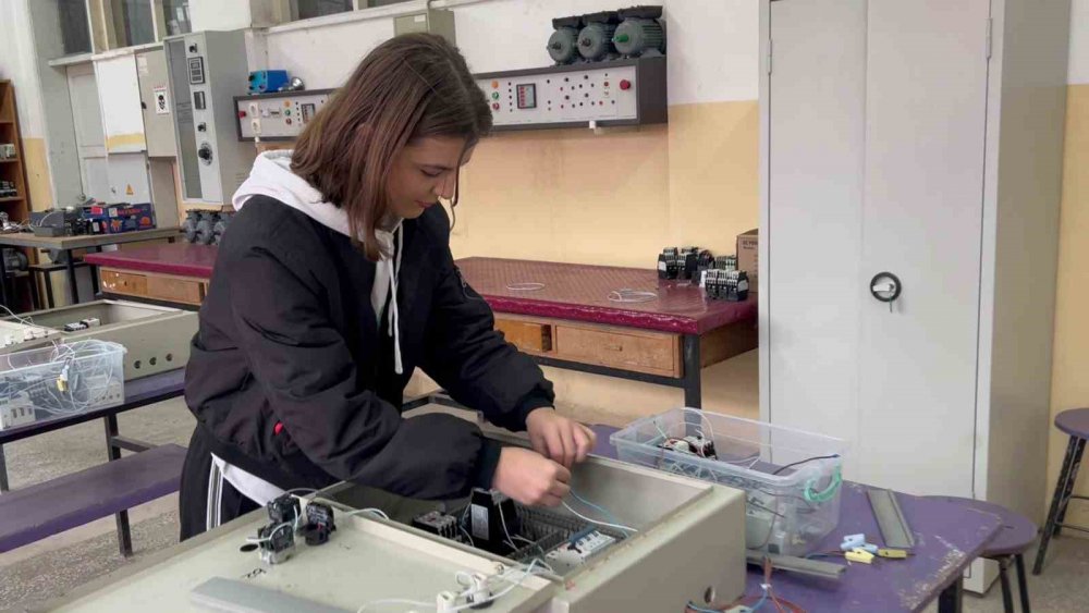 SAMSUN ÇARŞAMBA MESLEKİ VE TEKNİK ANADOLU LİSESİ'NDE 914 ÖĞRENCİ ARASINDA EBRU KAYGILI İSİMLİ TEK KIZ ÖĞRENCİ EĞİTİM GÖRÜYOR