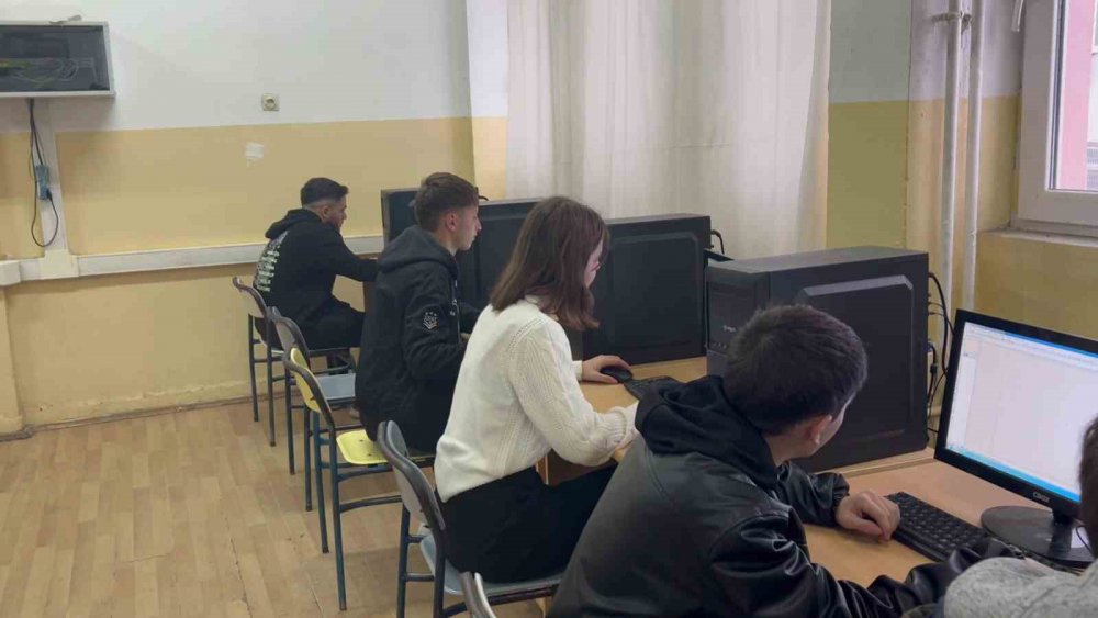 SAMSUN ÇARŞAMBA MESLEKİ VE TEKNİK ANADOLU LİSESİ'NDE 914 ÖĞRENCİ ARASINDA EBRU KAYGILI İSİMLİ TEK KIZ ÖĞRENCİ EĞİTİM GÖRÜYOR