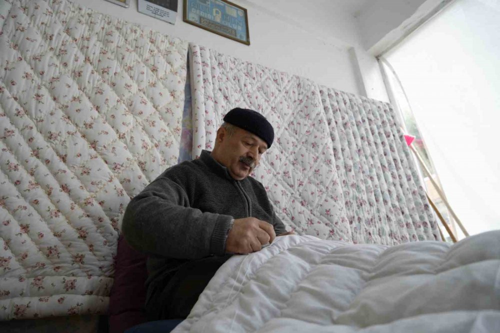 GÜMÜŞHANE'DE YAŞAYAN 59 YAŞINDAKİ OĞUZ BURUNCU, 7 YAŞINDA BABASININ YANINDA ÖĞRENDİĞİ UNUTULMAYA YÜZ TUTMUŞ YORGANCILIK MESLEĞİNİ 4. KUŞAK OLARAK 52 YILDIR SÜRDÜRÜYOR