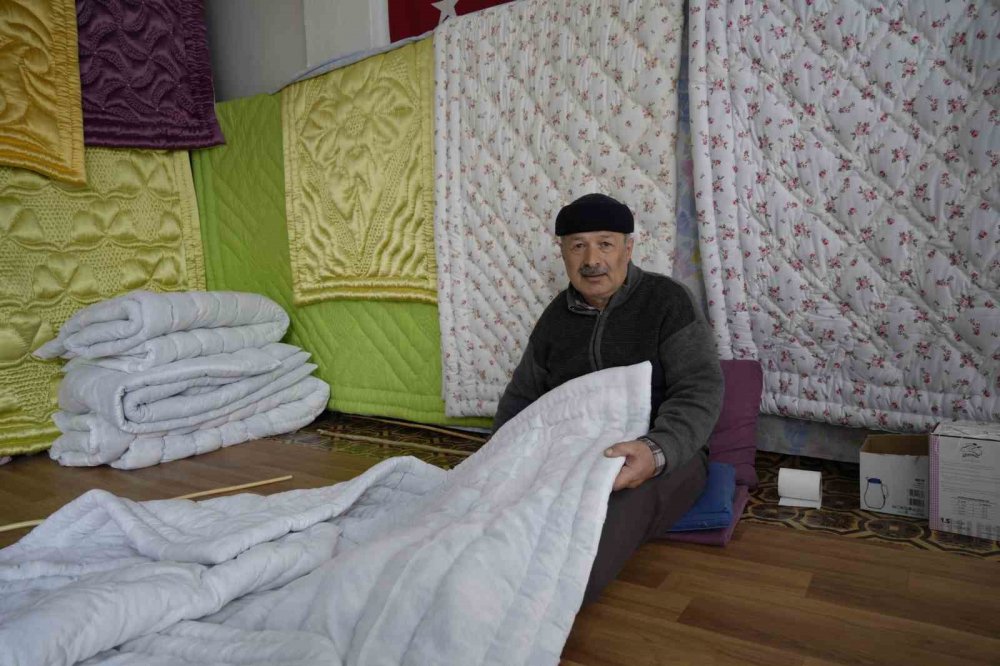 GÜMÜŞHANE'DE YAŞAYAN 59 YAŞINDAKİ OĞUZ BURUNCU, 7 YAŞINDA BABASININ YANINDA ÖĞRENDİĞİ UNUTULMAYA YÜZ TUTMUŞ YORGANCILIK MESLEĞİNİ 4. KUŞAK OLARAK 52 YILDIR SÜRDÜRÜYOR