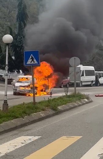 TRABZON'UN VAKFIKEBİR İLÇESİNDE,  ARAÇ SOKAK ORTASINDA ALEV ALEV YANDI