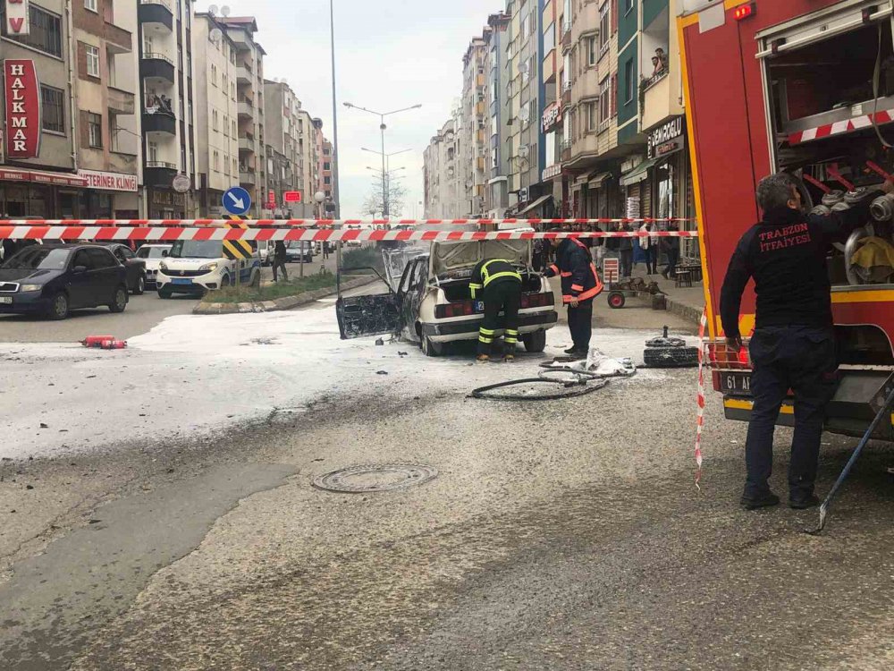 TRABZON'UN VAKFIKEBİR İLÇESİNDE,  ARAÇ SOKAK ORTASINDA ALEV ALEV YANDI
