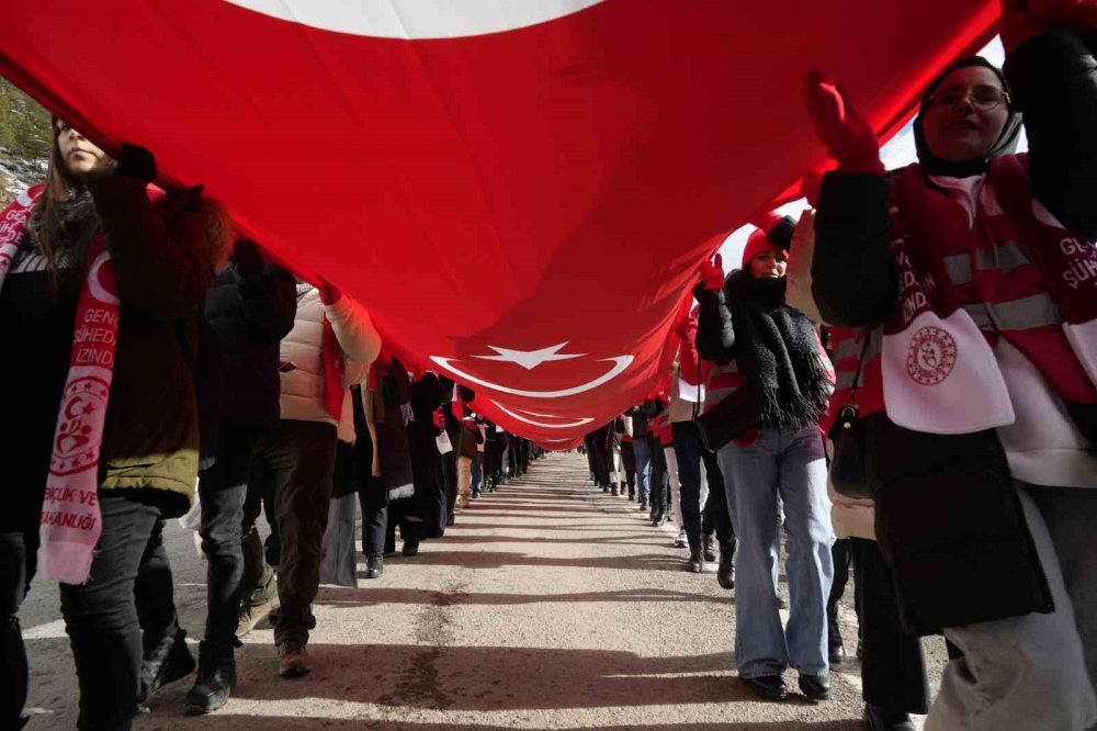 YÜZLERCE KİŞİ ZİGANA DAĞI’NDA SARIKAMIŞ ŞEHİTLERİ İÇİN YÜRÜDÜ