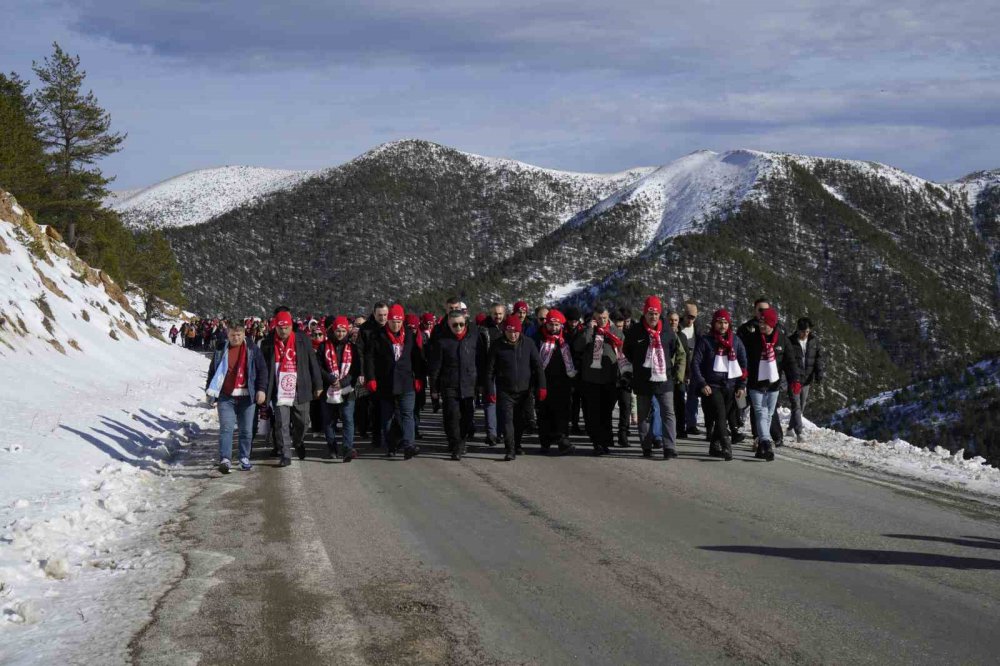 YÜZLERCE KİŞİ ZİGANA DAĞI’NDA SARIKAMIŞ ŞEHİTLERİ İÇİN YÜRÜDÜ