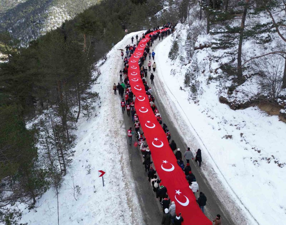 YÜZLERCE KİŞİ ZİGANA DAĞI’NDA SARIKAMIŞ ŞEHİTLERİ İÇİN YÜRÜDÜ