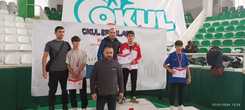 2023-2024 OKUL SPORLARI GENÇ ERKEKLER(B) KATEGORİSİ BİLEK GÜREŞİ GRUP MÜSABAKALARI, 14 İLDEN 154 SPORCUNUN KATILIMIYLA GİRESUN'DA YAPILDI. MÜSABAKAYA, BAYBURT MESLEKİ VE TEKNİK ANADOLU LİSESİNDEN 6 SPORCU KATILIM SAĞLADI