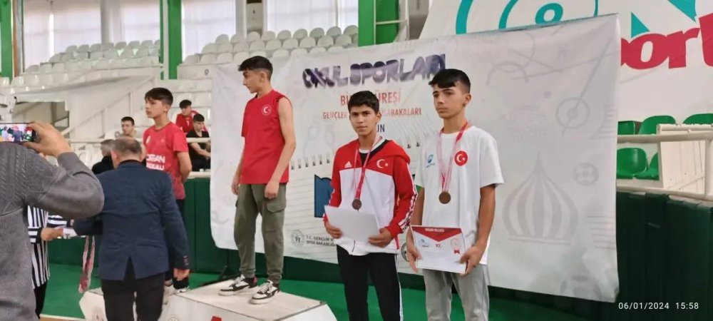 2023-2024 OKUL SPORLARI GENÇ ERKEKLER(B) KATEGORİSİ BİLEK GÜREŞİ GRUP MÜSABAKALARI, 14 İLDEN 154 SPORCUNUN KATILIMIYLA GİRESUN'DA YAPILDI. MÜSABAKAYA, BAYBURT MESLEKİ VE TEKNİK ANADOLU LİSESİNDEN 6 SPORCU KATILIM SAĞLADI
