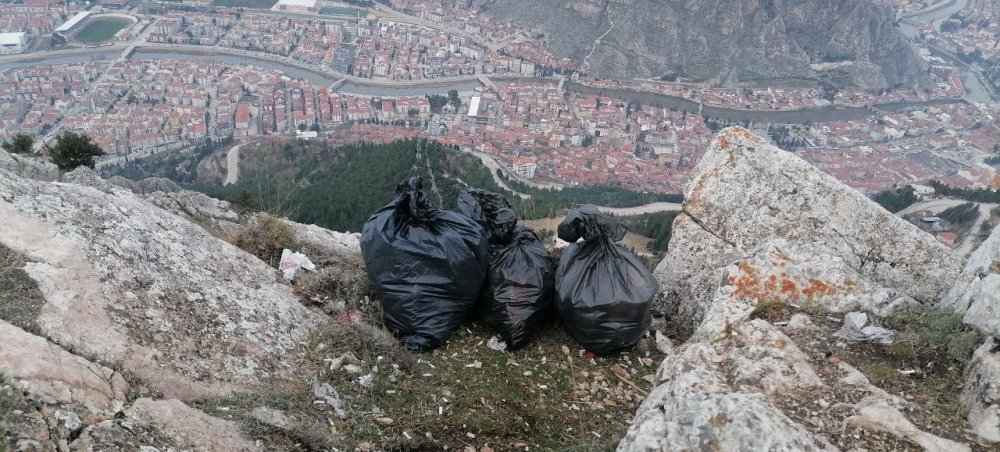 AMASYA'DA FERHAT DAĞININ ZİRVESİNE ÇIKAN DOĞASEVER İKİ KARDEŞ, 3 TORBA DOLUSU ATIK TOPLADI