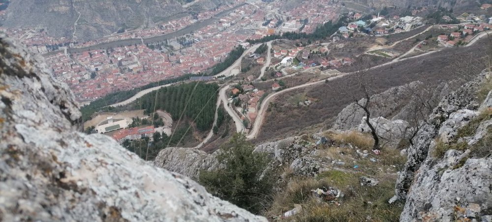 AMASYA'DA FERHAT DAĞININ ZİRVESİNE ÇIKAN DOĞASEVER İKİ KARDEŞ, 3 TORBA DOLUSU ATIK TOPLADI