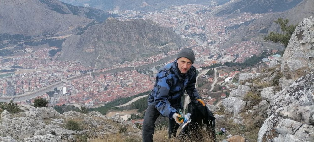 AMASYA'DA FERHAT DAĞININ ZİRVESİNE ÇIKAN DOĞASEVER İKİ KARDEŞ, 3 TORBA DOLUSU ATIK TOPLADI