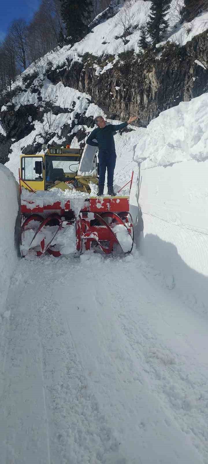 ARTVİN'İN BORÇKA İLÇESİNE BAĞLI CAMİLİ (MACAHAEL) BÖLGESİNDE YOĞUN KAR YAĞIŞI İLE BİRLİKTE KAPANAN YOLLARIN AÇILMA ÇALIŞMALARI DEVAM EDİYOR