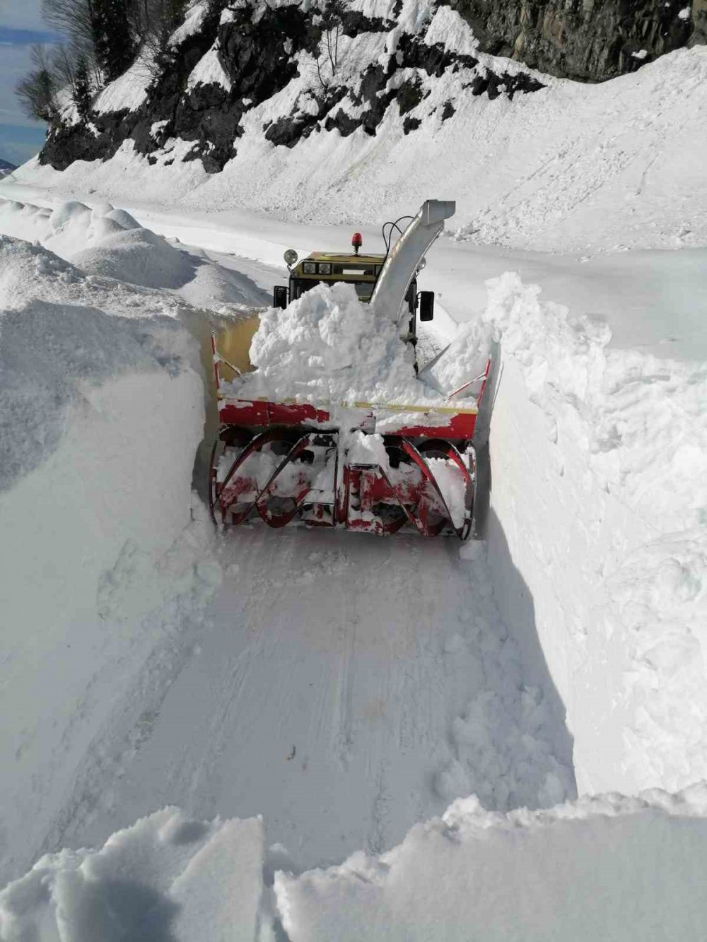 ARTVİN'İN BORÇKA İLÇESİNE BAĞLI CAMİLİ (MACAHAEL) BÖLGESİNDE YOĞUN KAR YAĞIŞI İLE BİRLİKTE KAPANAN YOLLARIN AÇILMA ÇALIŞMALARI DEVAM EDİYOR