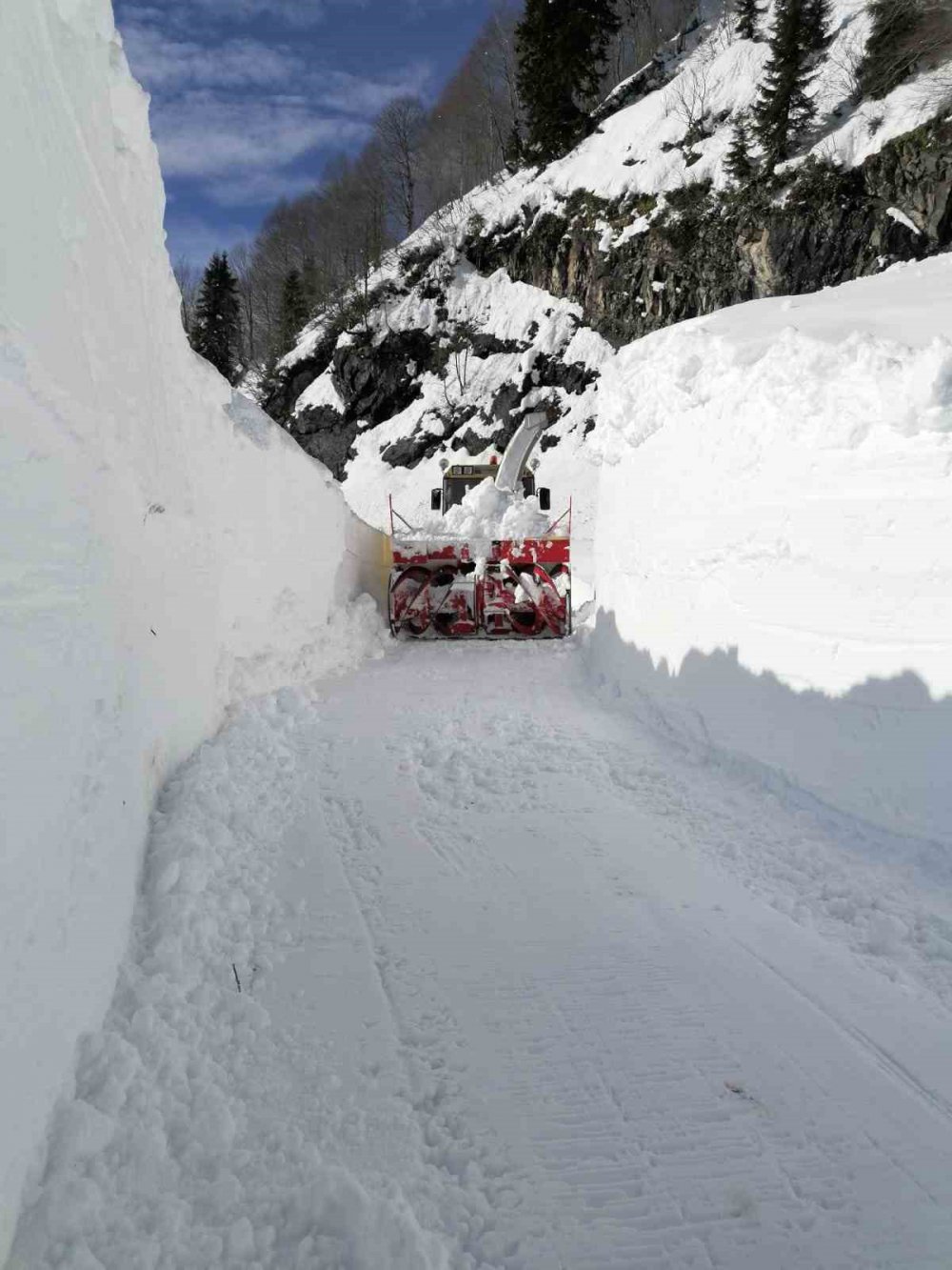 ARTVİN'İN BORÇKA İLÇESİNE BAĞLI CAMİLİ (MACAHAEL) BÖLGESİNDE YOĞUN KAR YAĞIŞI İLE BİRLİKTE KAPANAN YOLLARIN AÇILMA ÇALIŞMALARI DEVAM EDİYOR