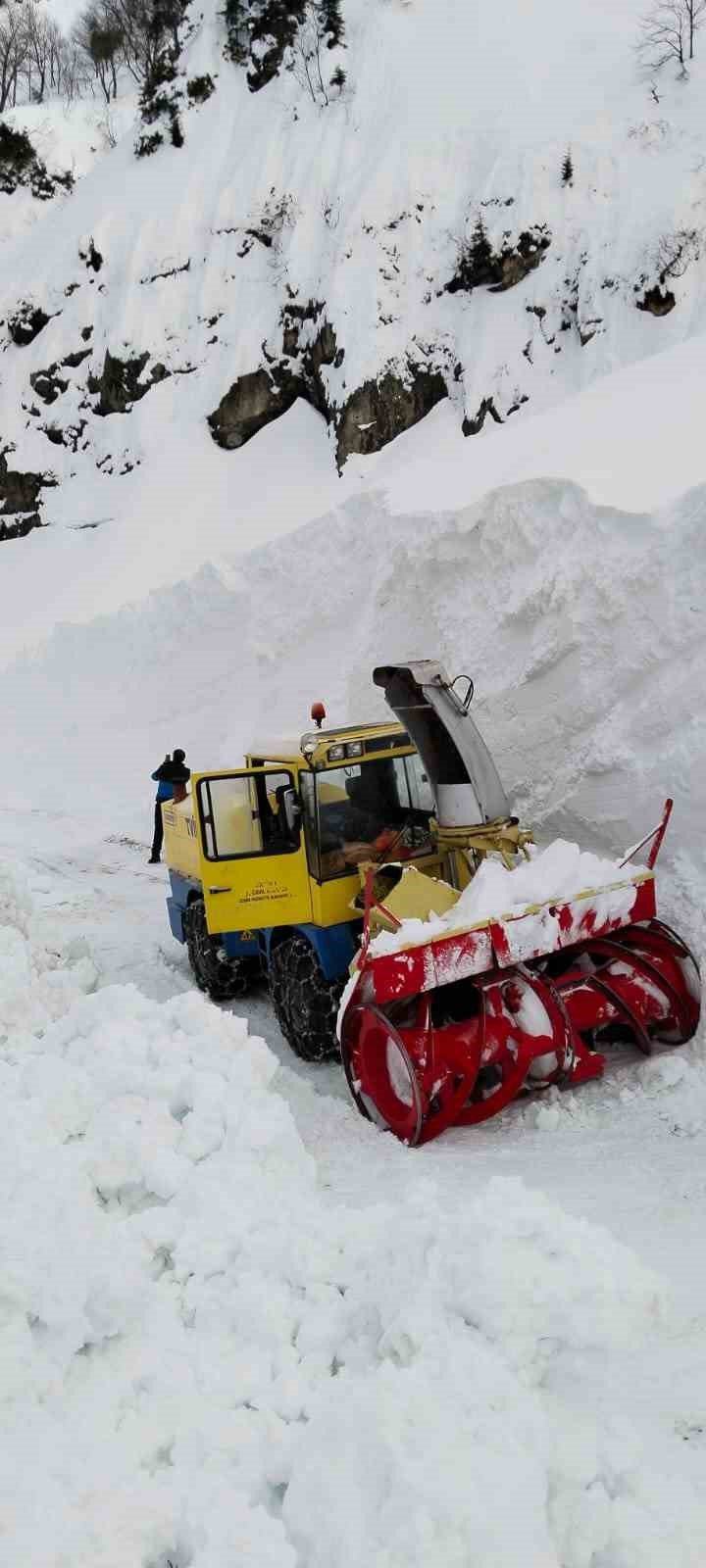 ARTVİN'İN BORÇKA İLÇESİNE BAĞLI CAMİLİ (MACAHAEL) BÖLGESİNDE YOĞUN KAR YAĞIŞI İLE BİRLİKTE KAPANAN YOLLARIN AÇILMA ÇALIŞMALARI DEVAM EDİYOR