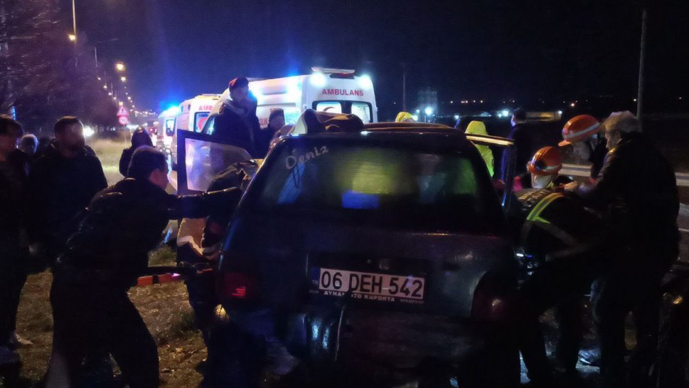 BOLU'DA D-100 KARA YOLUNDA ANKARA İSTİKAMETİNDE SEYREDEN BİR OTOMOBİL, U DÖNÜŞÜ YAPMAK İSTEYEN BİR BAŞKA OTOMOBİL İLE ÇARPIŞTI. FECİ KAZADA 6 KİŞİ YARALANDI