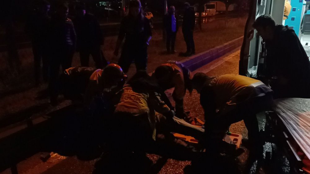 BOLU'DA D-100 KARA YOLUNDA ANKARA İSTİKAMETİNDE SEYREDEN BİR OTOMOBİL, U DÖNÜŞÜ YAPMAK İSTEYEN BİR BAŞKA OTOMOBİL İLE ÇARPIŞTI. FECİ KAZADA 6 KİŞİ YARALANDI