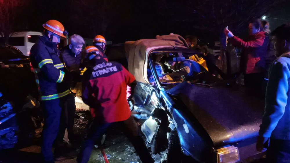 BOLU'DA D-100 KARA YOLUNDA ANKARA İSTİKAMETİNDE SEYREDEN BİR OTOMOBİL, U DÖNÜŞÜ YAPMAK İSTEYEN BİR BAŞKA OTOMOBİL İLE ÇARPIŞTI. FECİ KAZADA 6 KİŞİ YARALANDI