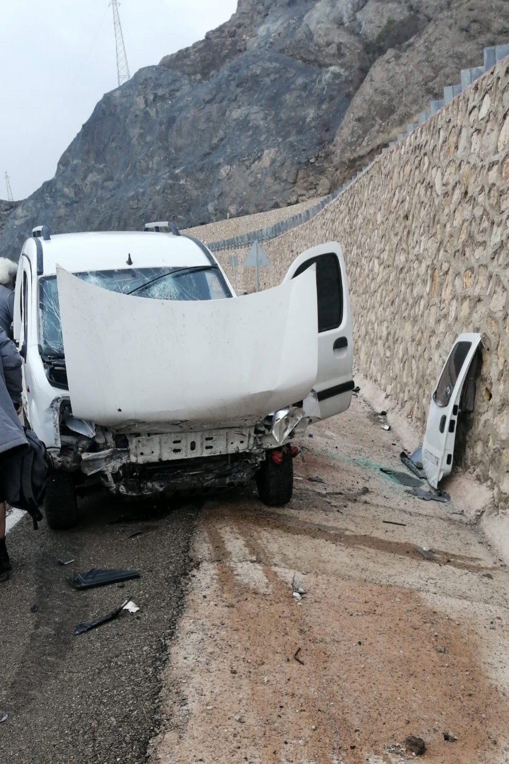 GÜMÜŞHANE'DE KONTROLDEN ÇIKAN HAFİF TİCARİ ARAÇ YOL KENARINDAKİ İSTİNAT DUVARINA ÇARPTI. KAZADA 6 KİŞİ YARALANDI