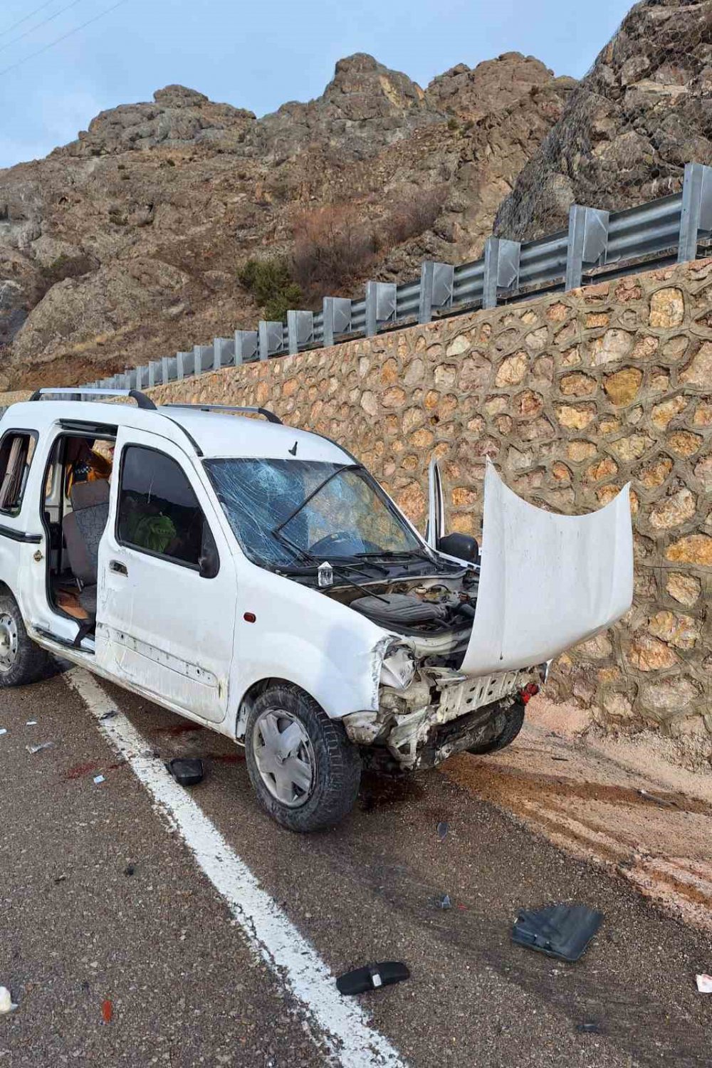 GÜMÜŞHANE'DE KONTROLDEN ÇIKAN HAFİF TİCARİ ARAÇ YOL KENARINDAKİ İSTİNAT DUVARINA ÇARPTI. KAZADA 6 KİŞİ YARALANDI