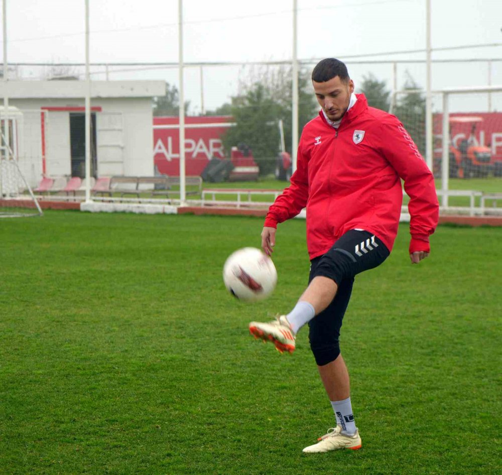 SAMSUNSPOR'UN FORVET OYUNCUSU ERCAN KARA, TRABZONSPOR MAÇININ KENDİLERİ AÇISINDAN ÇOK ÖNEMLİ OLDUĞUNU BELİRTEREK, DEPLASMANDA GALİP GELMEK İSTEDİKLERİNİ SÖYLEDİ