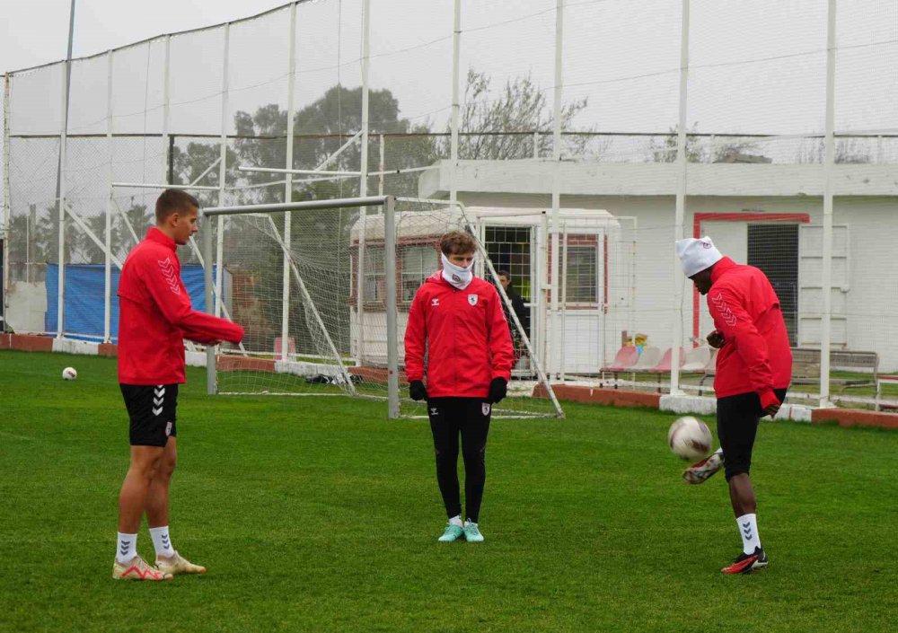 SAMSUNSPOR'UN FORVET OYUNCUSU ERCAN KARA, TRABZONSPOR MAÇININ KENDİLERİ AÇISINDAN ÇOK ÖNEMLİ OLDUĞUNU BELİRTEREK, DEPLASMANDA GALİP GELMEK İSTEDİKLERİNİ SÖYLEDİ