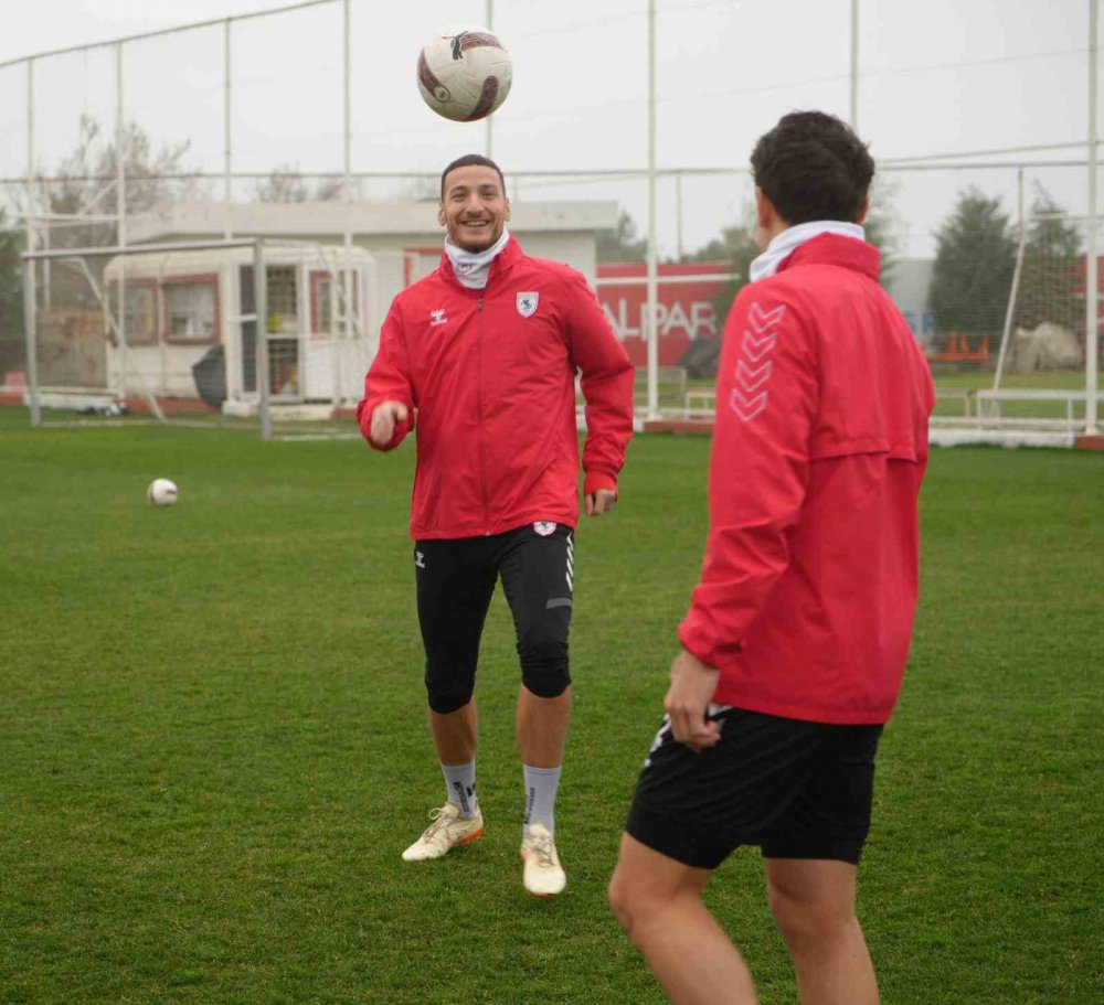 SAMSUNSPOR'UN FORVET OYUNCUSU ERCAN KARA, TRABZONSPOR MAÇININ KENDİLERİ AÇISINDAN ÇOK ÖNEMLİ OLDUĞUNU BELİRTEREK, DEPLASMANDA GALİP GELMEK İSTEDİKLERİNİ SÖYLEDİ