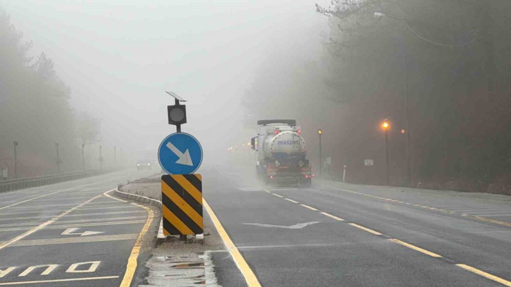 TÜRKİYE'NİN EN ÖNEMLİ GEÇİŞ GÜZERGAHLARINDAN BİRİSİ OLAN BOLU DAĞI'NDA SİS SEBEBİYLE GÖRÜŞ MESAFESİ 20 METREYE KADAR DÜŞTÜ