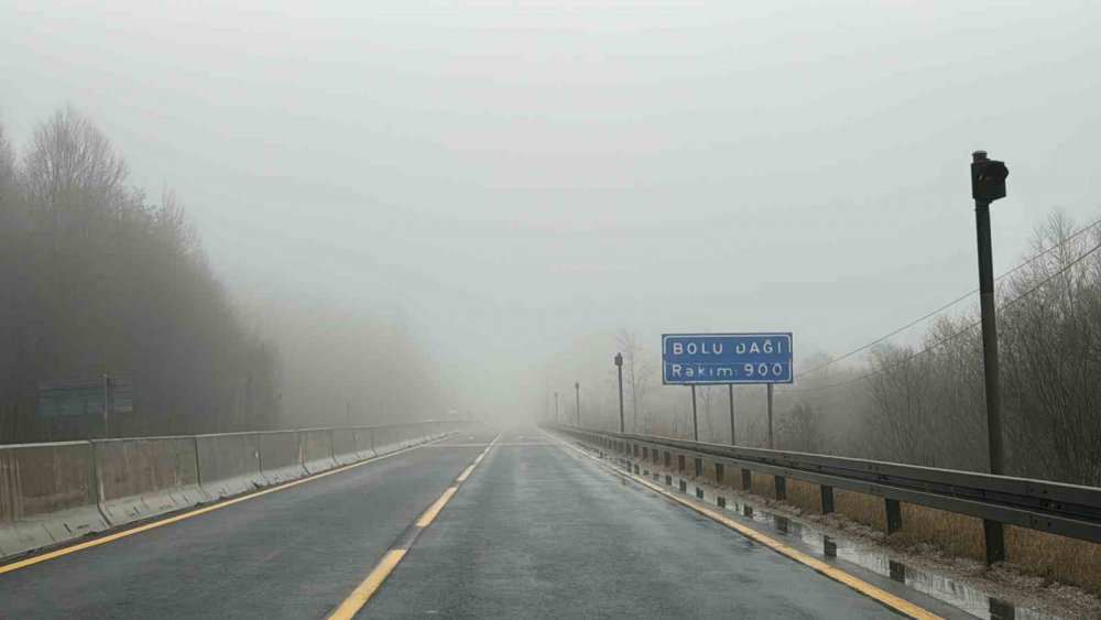 TÜRKİYE'NİN EN ÖNEMLİ GEÇİŞ GÜZERGAHLARINDAN BİRİSİ OLAN BOLU DAĞI'NDA SİS SEBEBİYLE GÖRÜŞ MESAFESİ 20 METREYE KADAR DÜŞTÜ