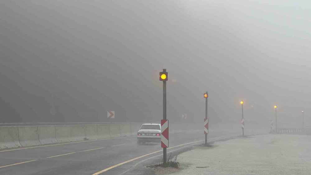 TÜRKİYE'NİN EN ÖNEMLİ GEÇİŞ GÜZERGAHLARINDAN BİRİSİ OLAN BOLU DAĞI'NDA SİS SEBEBİYLE GÖRÜŞ MESAFESİ 20 METREYE KADAR DÜŞTÜ