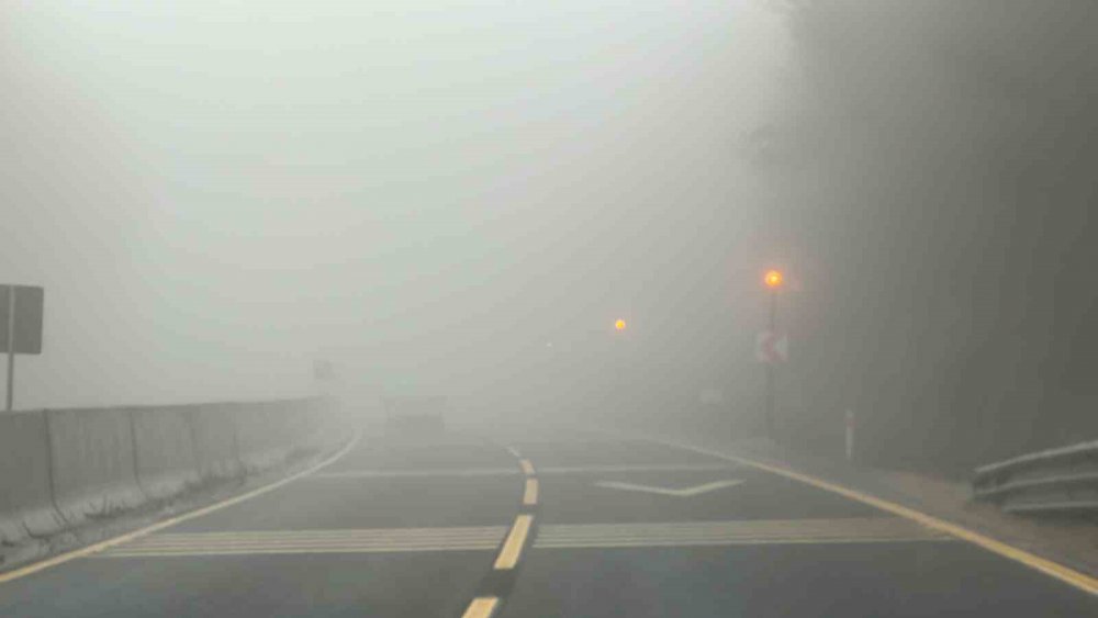 TÜRKİYE'NİN EN ÖNEMLİ GEÇİŞ GÜZERGAHLARINDAN BİRİSİ OLAN BOLU DAĞI'NDA SİS SEBEBİYLE GÖRÜŞ MESAFESİ 20 METREYE KADAR DÜŞTÜ