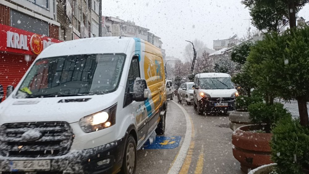 BOLU'DA KAR YAĞIŞI ETKİSİNİ ARTIRDI. KENT MERKEZİNDE YAĞAN LAPA LAPA KAR YAĞIŞI GÖRENLERİ MEST ETTİ