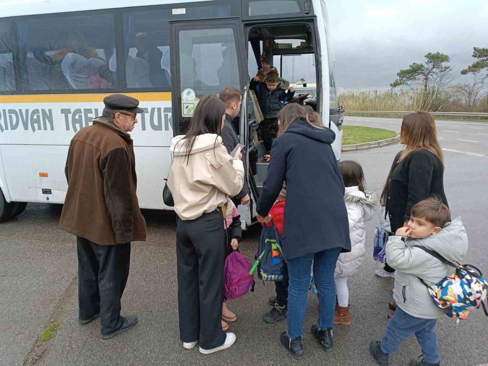 SAMSUN'DA SIFIR ARAÇ YÜKLÜ TIRIN ORTA ŞERİTTEN KAVŞAĞA DÖNEREK ANAOKULU SERVİSİNE ÇARPIP SIKIŞTIRDIĞI KAZADA FACİANIN EŞİĞİNDEN DÖNÜLDÜ