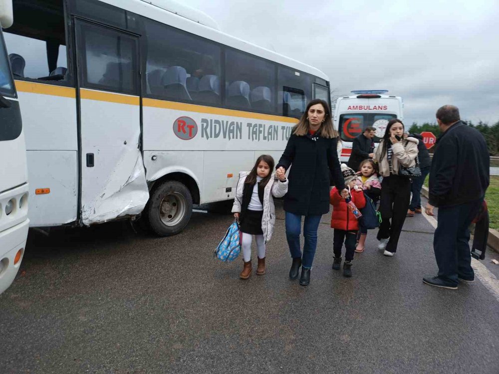 SAMSUN'DA SIFIR ARAÇ YÜKLÜ TIRIN ORTA ŞERİTTEN KAVŞAĞA DÖNEREK ANAOKULU SERVİSİNE ÇARPIP SIKIŞTIRDIĞI KAZADA FACİANIN EŞİĞİNDEN DÖNÜLDÜ