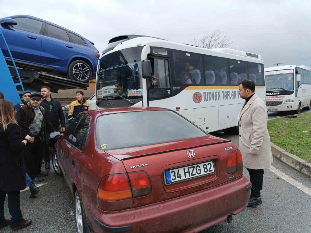 SAMSUN'DA SIFIR ARAÇ YÜKLÜ TIRIN ORTA ŞERİTTEN KAVŞAĞA DÖNEREK ANAOKULU SERVİSİNE ÇARPIP SIKIŞTIRDIĞI KAZADA FACİANIN EŞİĞİNDEN DÖNÜLDÜ