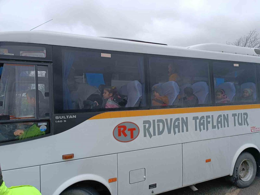 SAMSUN'DA SIFIR ARAÇ YÜKLÜ TIRIN ORTA ŞERİTTEN KAVŞAĞA DÖNEREK ANAOKULU SERVİSİNE ÇARPIP SIKIŞTIRDIĞI KAZADA FACİANIN EŞİĞİNDEN DÖNÜLDÜ