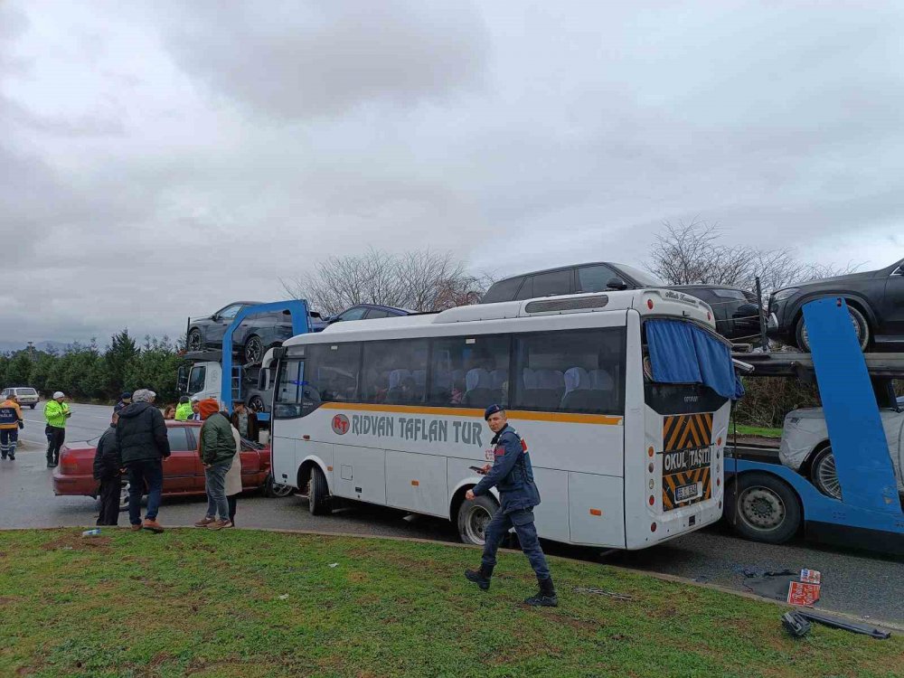 SAMSUN'DA SIFIR ARAÇ YÜKLÜ TIRIN ORTA ŞERİTTEN KAVŞAĞA DÖNEREK ANAOKULU SERVİSİNE ÇARPIP SIKIŞTIRDIĞI KAZADA FACİANIN EŞİĞİNDEN DÖNÜLDÜ