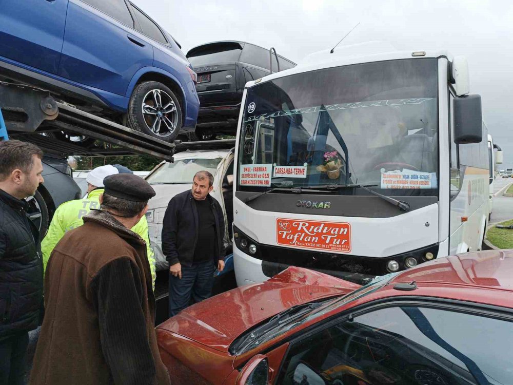 SAMSUN'DA SIFIR ARAÇ YÜKLÜ TIRIN ORTA ŞERİTTEN KAVŞAĞA DÖNEREK ANAOKULU SERVİSİNE ÇARPIP SIKIŞTIRDIĞI KAZADA FACİANIN EŞİĞİNDEN DÖNÜLDÜ