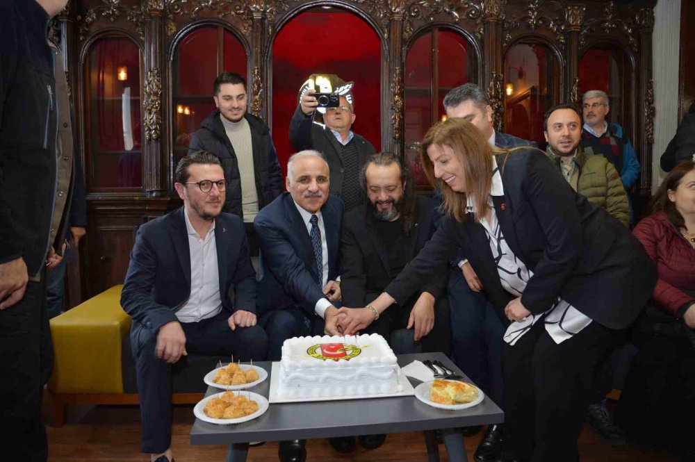 TRABZON BÜYÜKŞEHİR BELEDİYE BAŞKANI MURAT ZORLUOĞLU, 10 OCAK ÇALIŞAN GAZETECİLER GÜNÜ DOLAYISIYLA TRABZON GAZETECİLER CEMİYETİ'Nİ ZİYARET EDEREK GAZETECİLERLE BİR ARAYA GELDİ