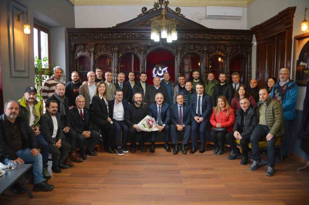 TRABZON BÜYÜKŞEHİR BELEDİYE BAŞKANI MURAT ZORLUOĞLU, 10 OCAK ÇALIŞAN GAZETECİLER GÜNÜ DOLAYISIYLA TRABZON GAZETECİLER CEMİYETİ'Nİ ZİYARET EDEREK GAZETECİLERLE BİR ARAYA GELDİ