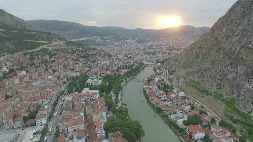AMASYA’DA KAMUDA MESAİ SAATLERİ DEĞİŞTİ, UYGULAMA ÖĞRENCİ VELİSİ ÇALIŞANLARI SEVİNDİRDİ